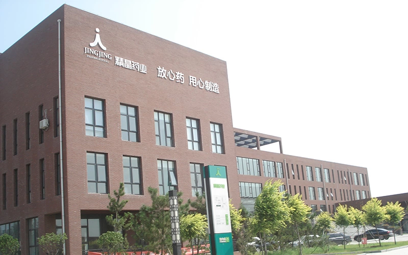 实验室技术员正在审核药品原料样品